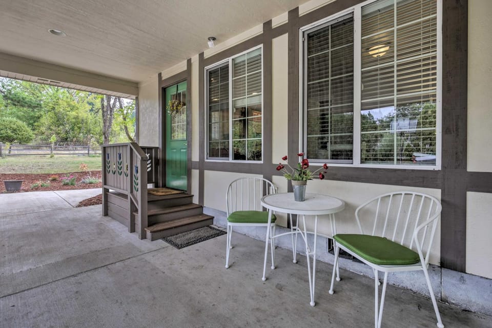 Cozy Cottage on Flower Farm w/ Baker Creek Views! House in Willamette Valley