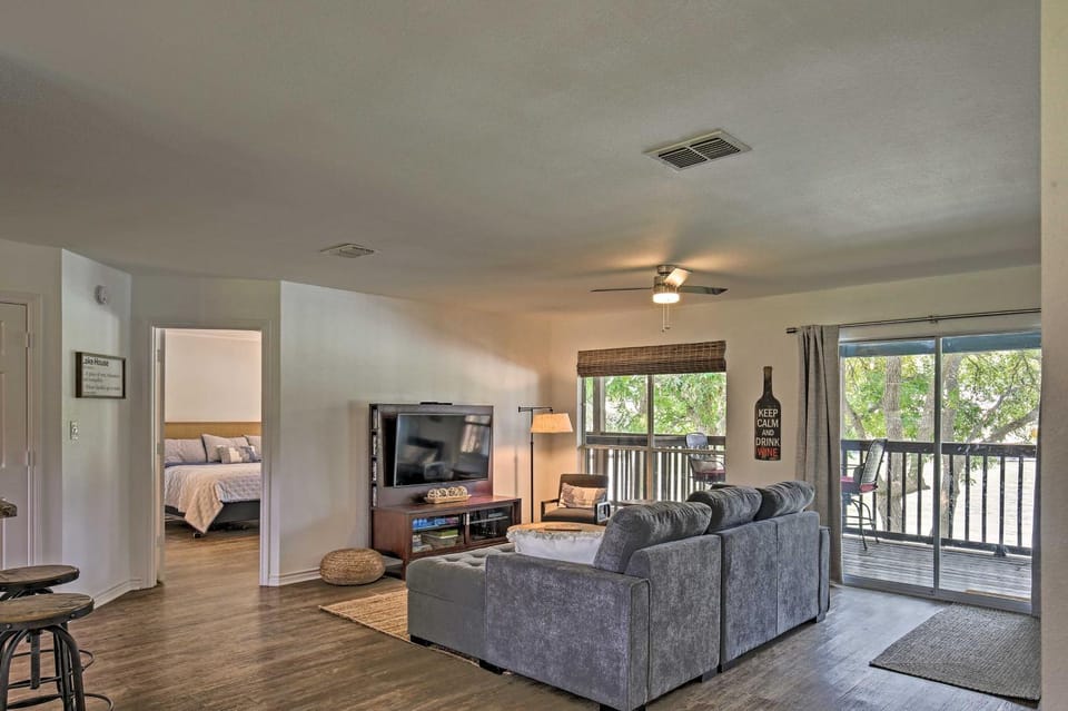 Seguin Lake House w/ Dock and Cowboy Pool House in Seguin
