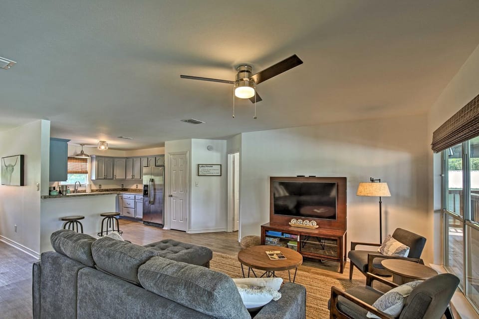 Seguin Lake House w/ Dock and Cowboy Pool House in Seguin