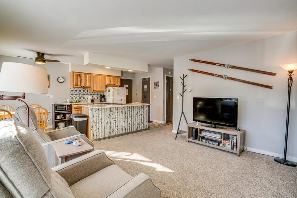 7 Mi to Ski Resort: Dillon Condo w/ Mtn Views House in Dillon