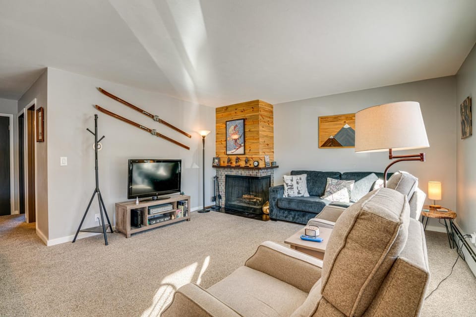 7 Mi to Ski Resort: Dillon Condo w/ Mtn Views House in Dillon