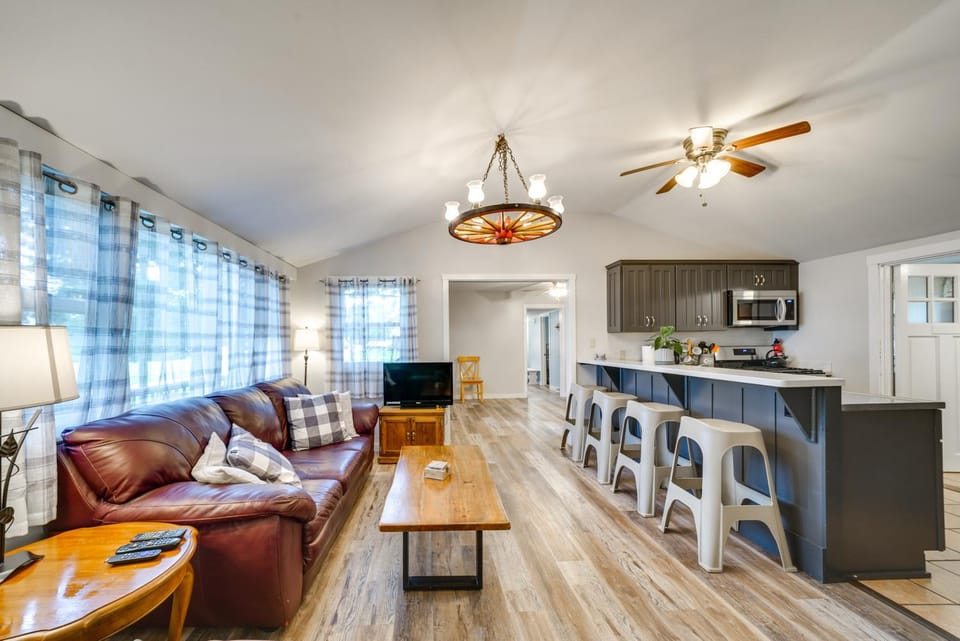 Walk to Beach and Lake Idyllic Escape in Edinboro! House in Edinboro