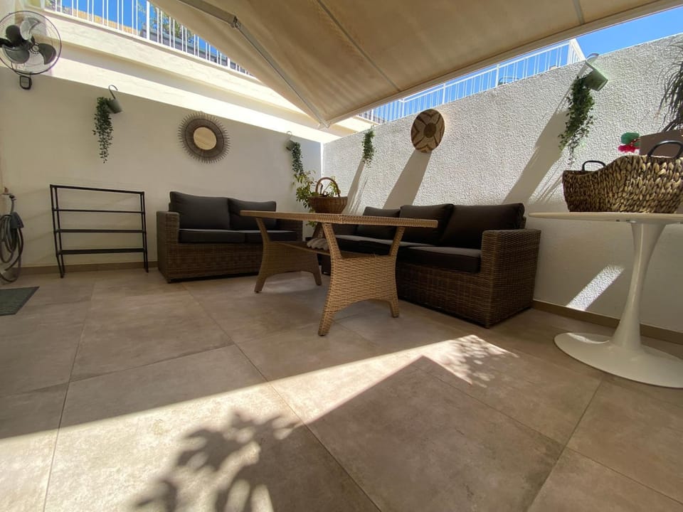 Family & Friends 4-Bedroom beach break! Apartment in Vouliagmeni