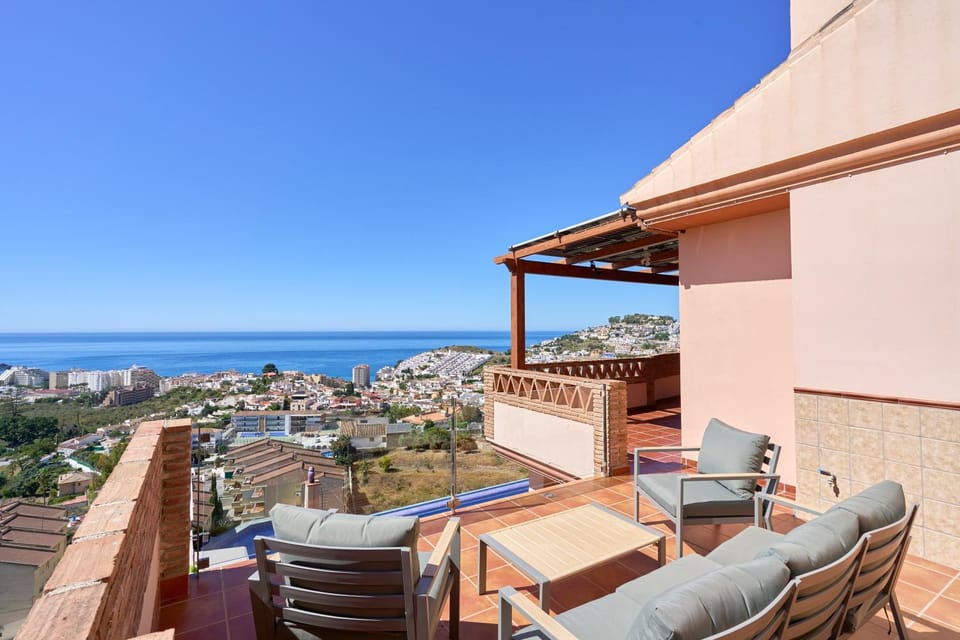 Property building, Balcony/Terrace, Living room