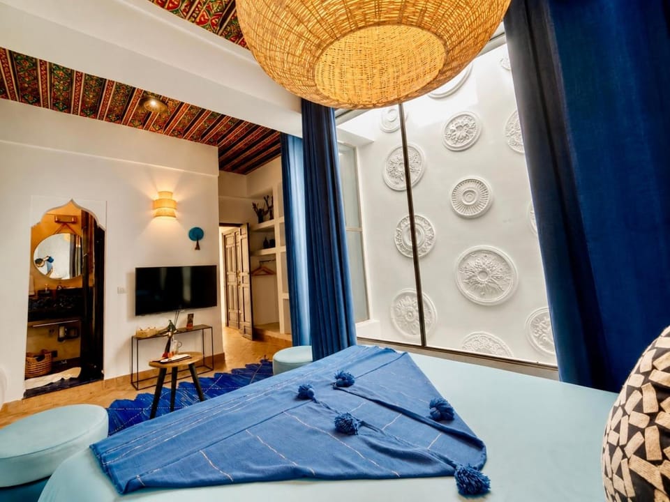 Bed, Living room, Photo of the whole room, Bedroom, wardrobe