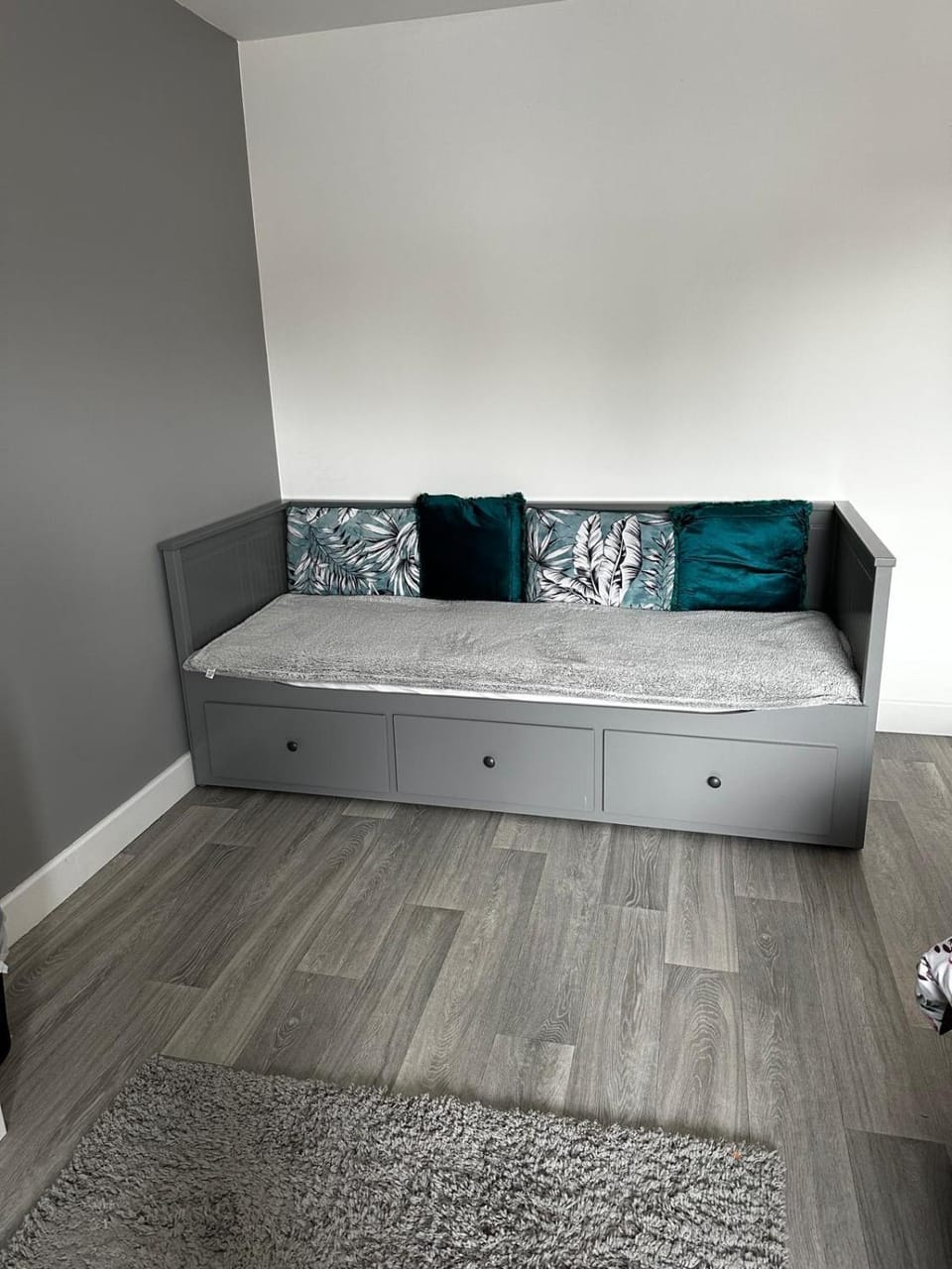 Bed, Seating area, Bedroom