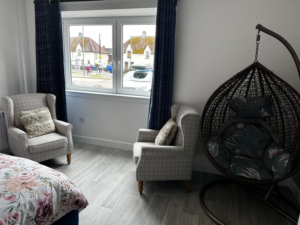 Bed, Photo of the whole room, Seating area, Bedroom