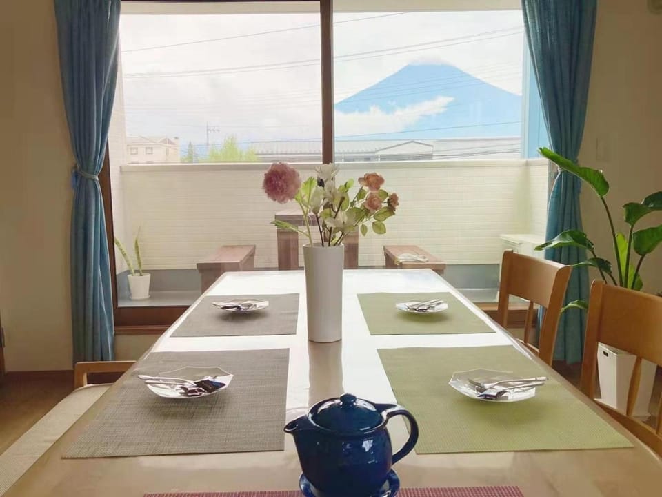 Communal lounge/ TV room, Dining area, Mountain view