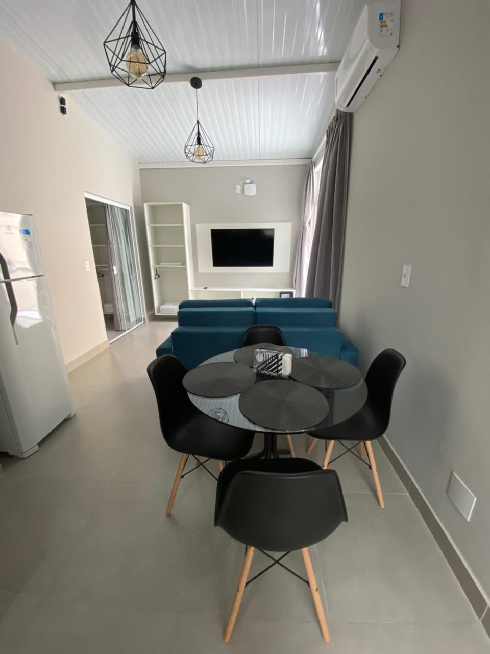 TV and multimedia, Living room, Seating area, Dining area