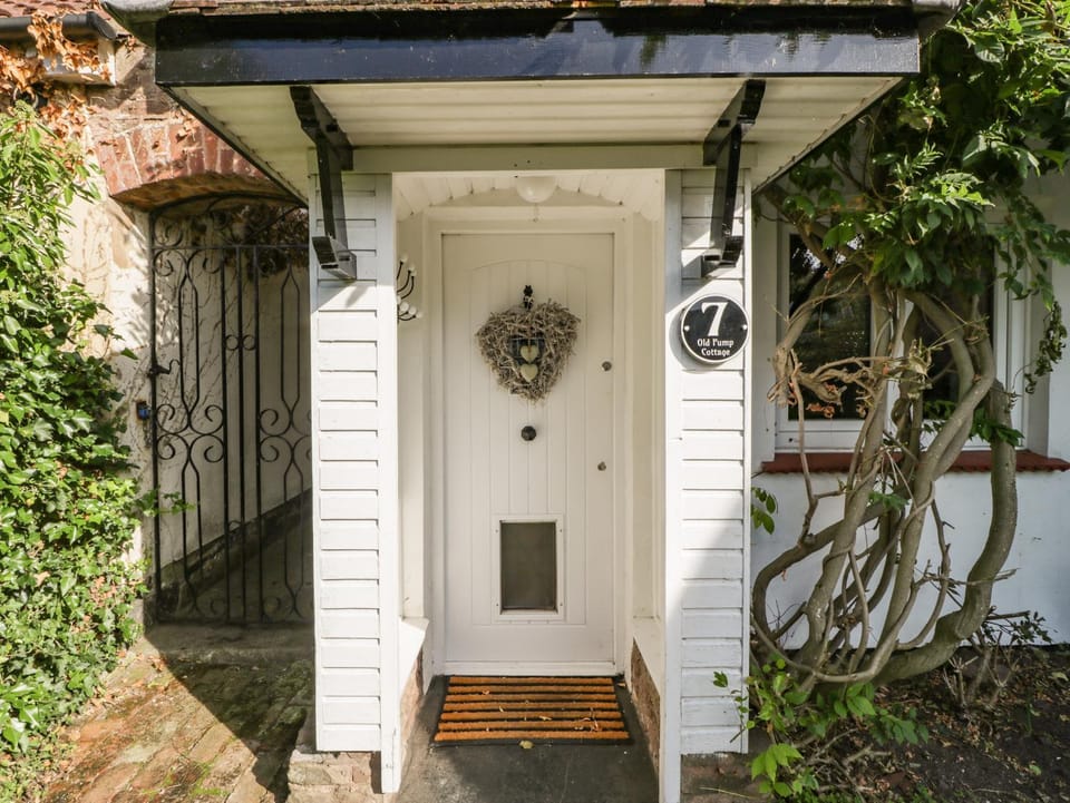 Old Pump Cottage House in Ross-on-Wye