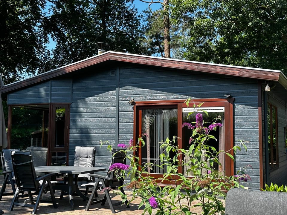 Dubbele chalet op recreatiepark Topparken op de Veluwe in Beekbergen met grote vrije tuin en eigen parkeerplaats House in Loenen