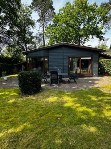 Dubbele chalet op recreatiepark Topparken op de Veluwe in Beekbergen met grote vrije tuin en eigen parkeerplaats House in Loenen