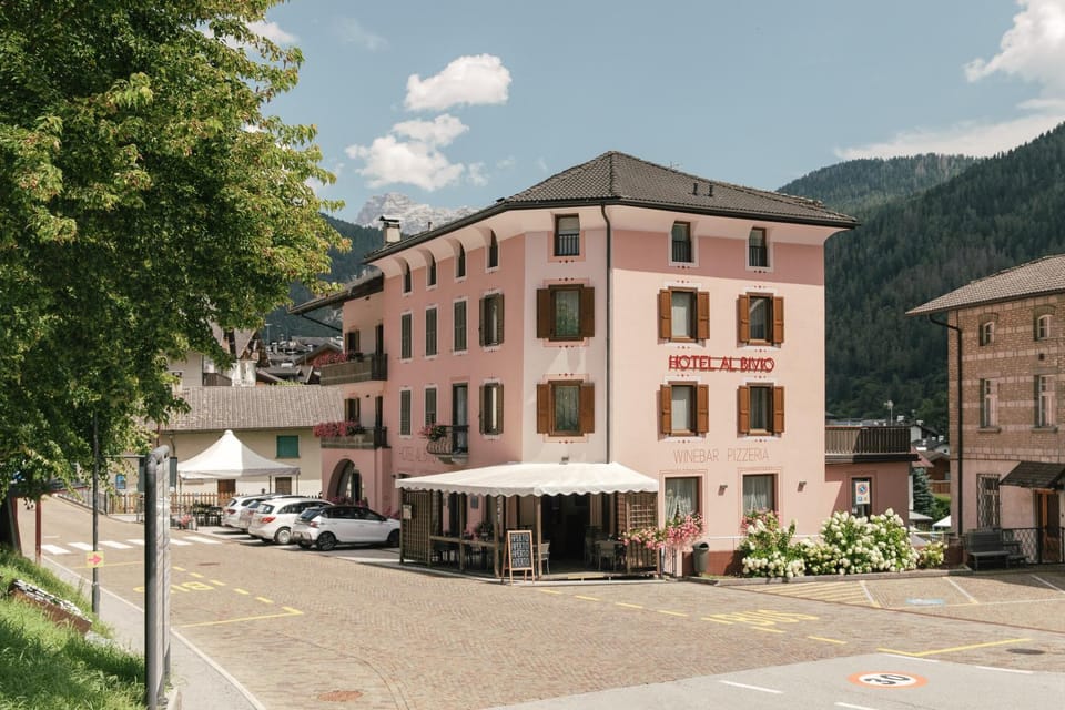 Property building, Day, Neighbourhood, Natural landscape, Mountain view, Street view, Location, Parking