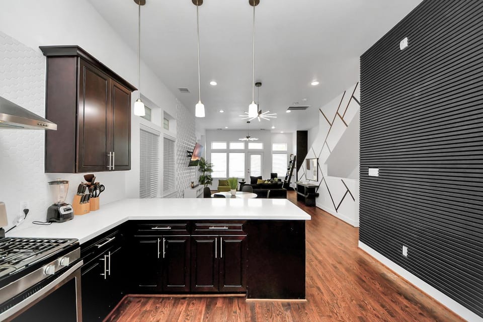 AMAZING ROOFTOP! DOWNTOWN SKYLINE VIEWS!!! SLEEPS 15 House in Houston