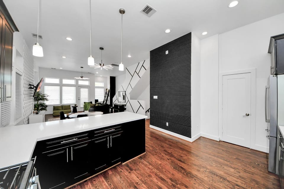 AMAZING ROOFTOP! DOWNTOWN SKYLINE VIEWS!!! SLEEPS 15 House in Houston