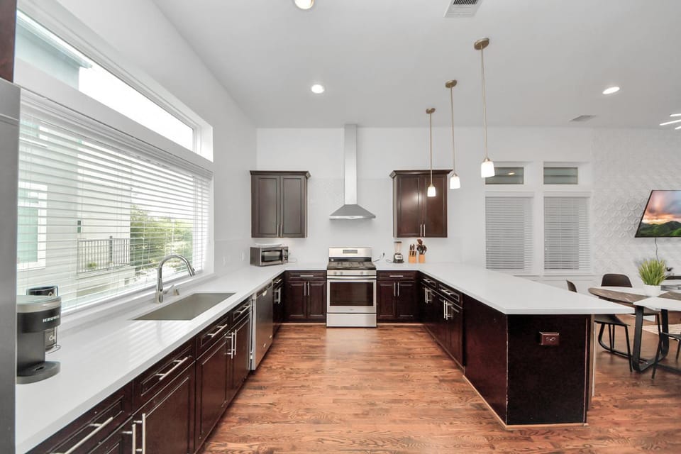 AMAZING ROOFTOP! DOWNTOWN SKYLINE VIEWS!!! SLEEPS 15 House in Houston