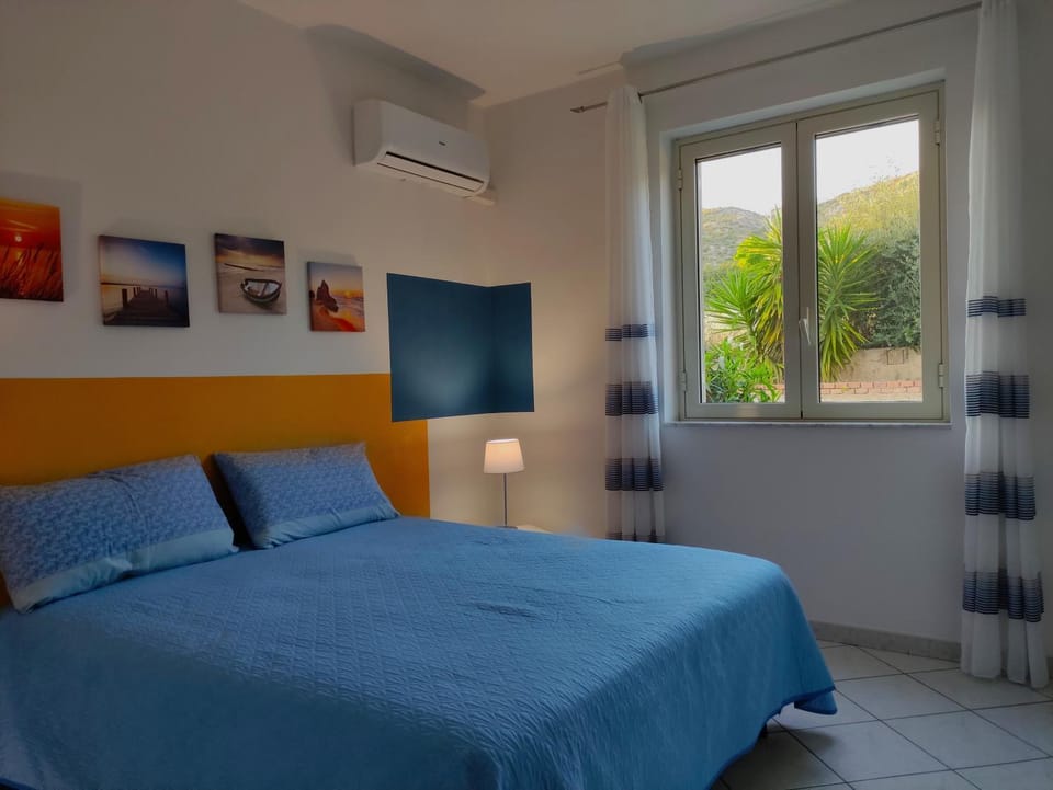 Bedroom, air conditioner
