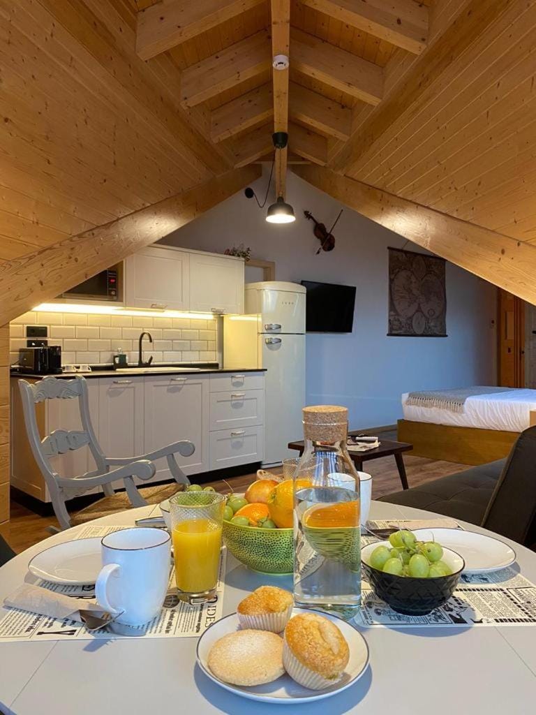 Kitchen or kitchenette, Dining area, Continental breakfast
