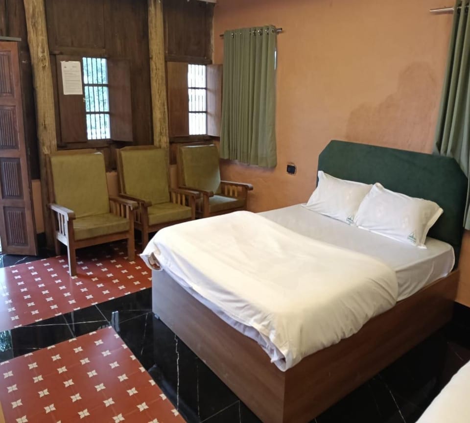 Bed, Photo of the whole room, Seating area, Bedroom