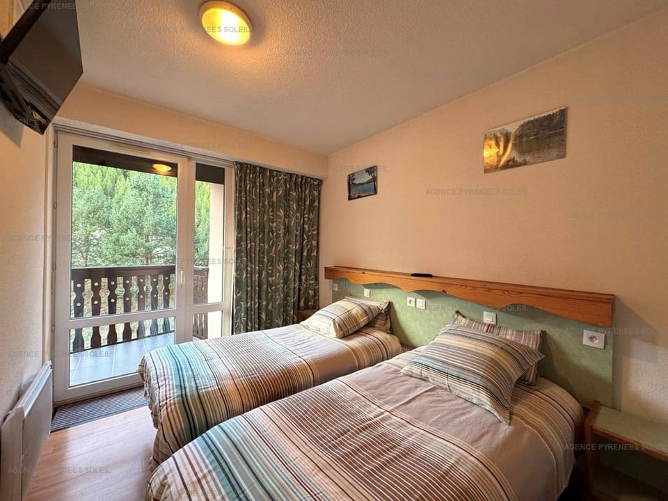 Appart 6 pers aux pieds des pistes avec balcon, wifi, parking - FR-1-295-183 Apartment in Occitanie