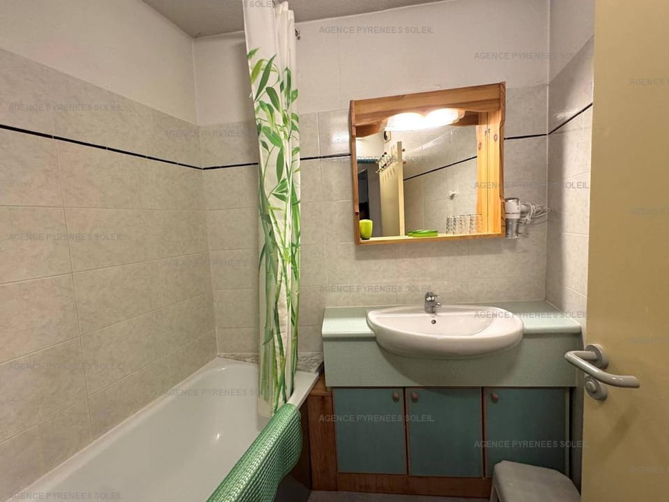 Appart 6 pers aux pieds des pistes avec balcon, wifi, parking - FR-1-295-183 Apartment in Occitanie