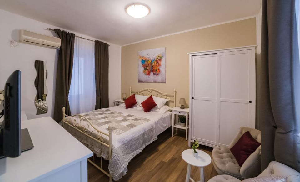 Bed, Photo of the whole room, Decorative detail, Bedroom