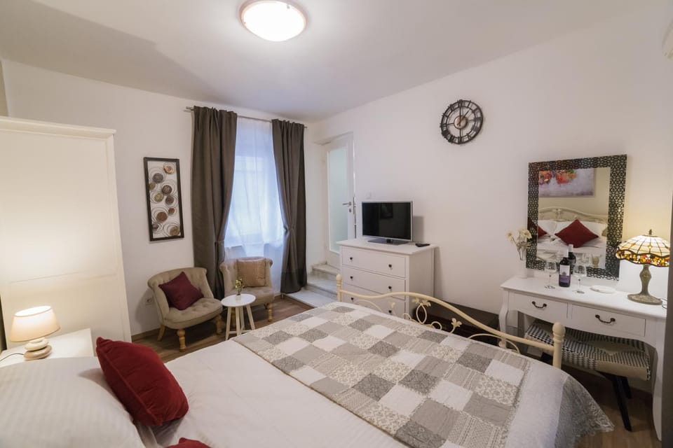 Bed, Photo of the whole room, Decorative detail, Bedroom