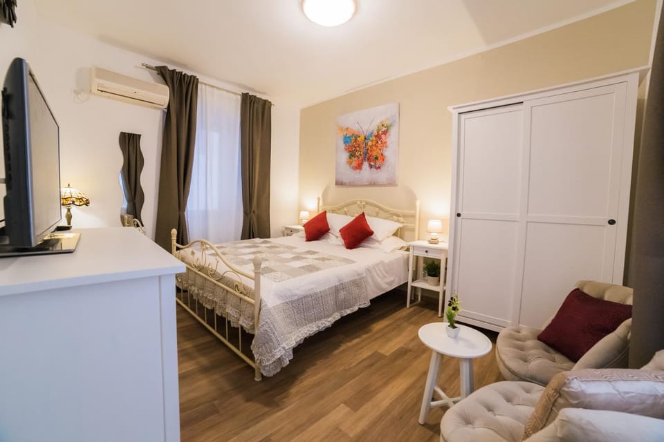 Bed, Photo of the whole room, Decorative detail, Bedroom