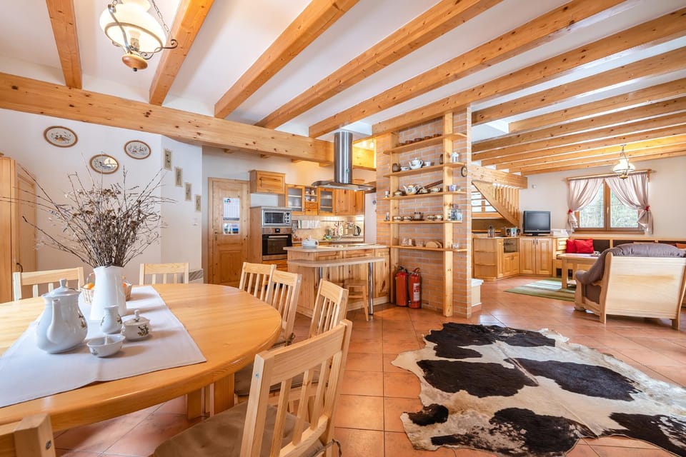 Kitchen or kitchenette, Living room, Seating area, Dining area