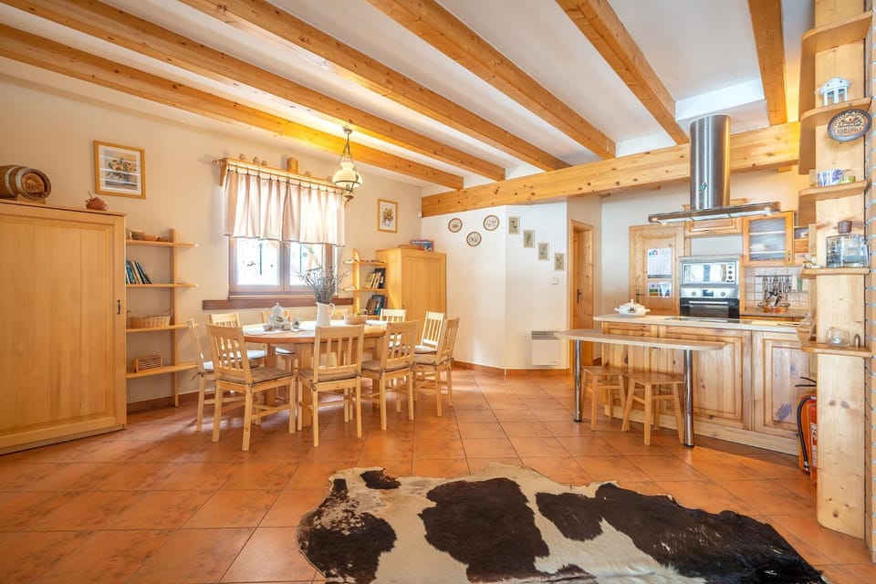 Kitchen or kitchenette, Dining area