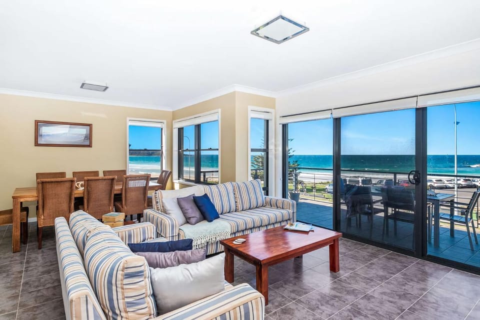 Balcony/Terrace, Living room, Seating area, Sea view