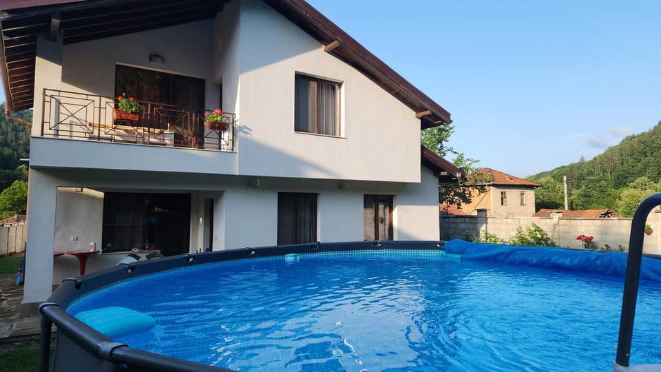 Двете къщи в планината House in Bulgaria