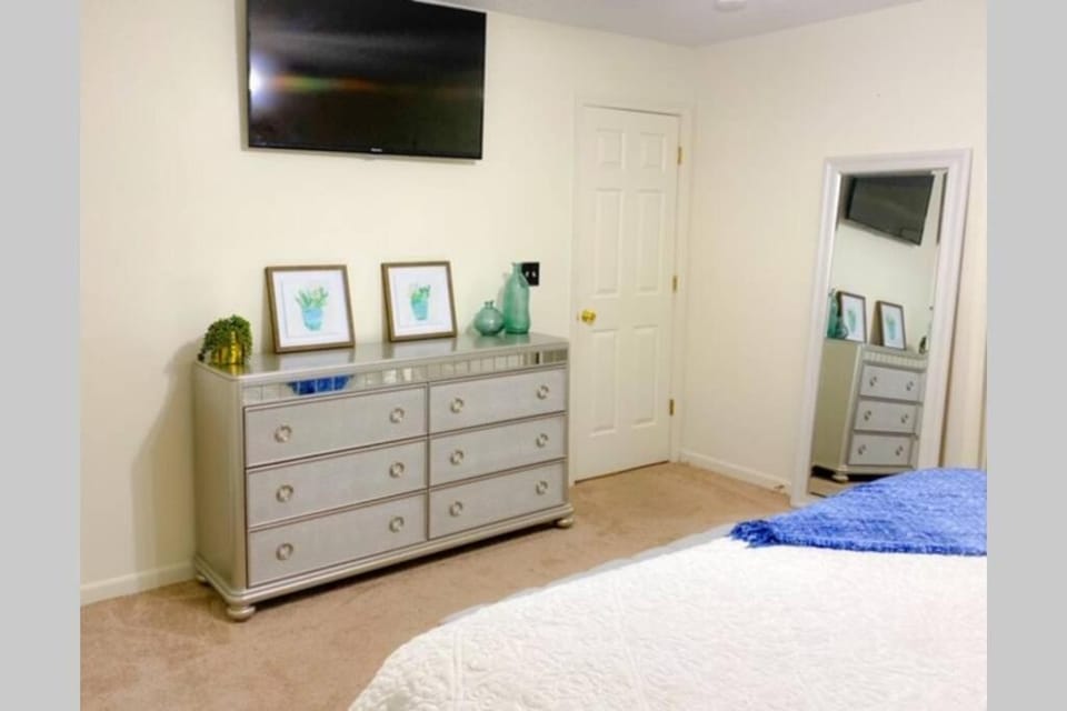 Bed, TV and multimedia, Bedroom