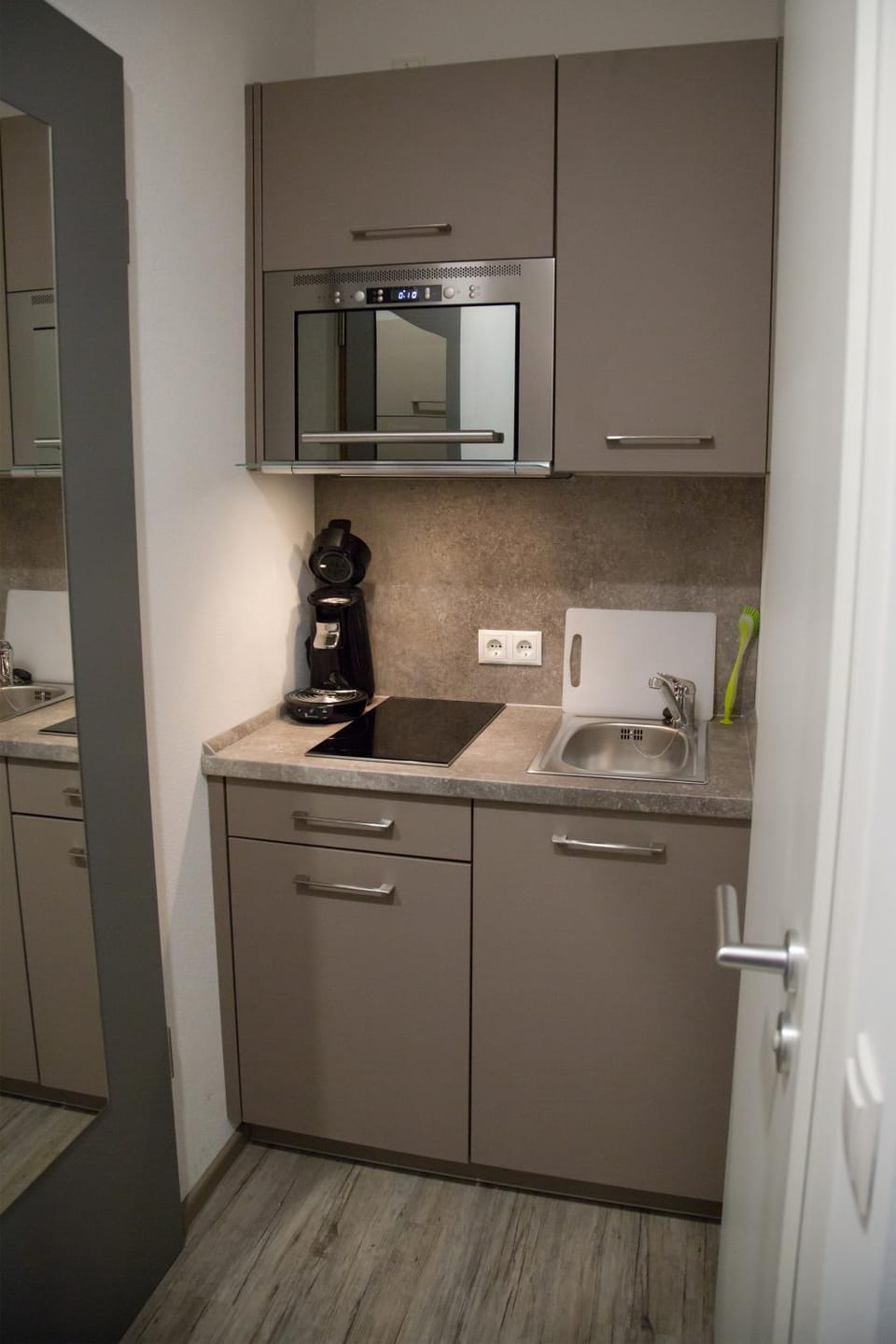 Kitchen or kitchenette, minibar, stove