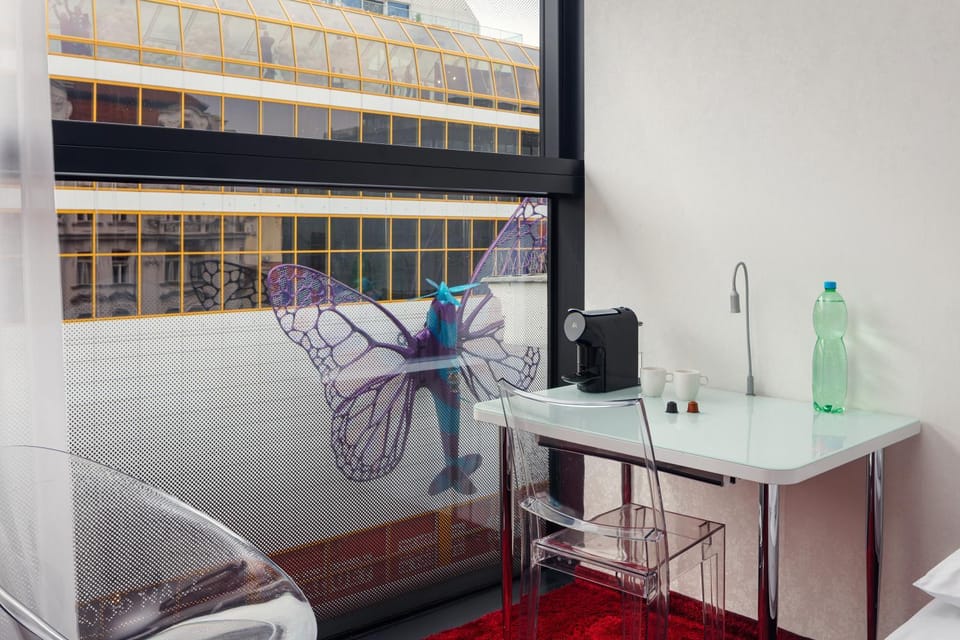 Coffee/tea facilities, View (from property/room), Seating area, Landmark view, Street view, Drinks