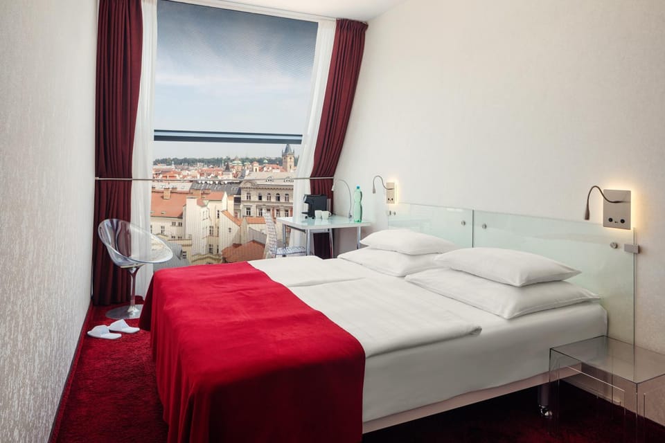 Bed, Coffee/tea facilities, View (from property/room), Photo of the whole room, Bedroom, City view, Drinks