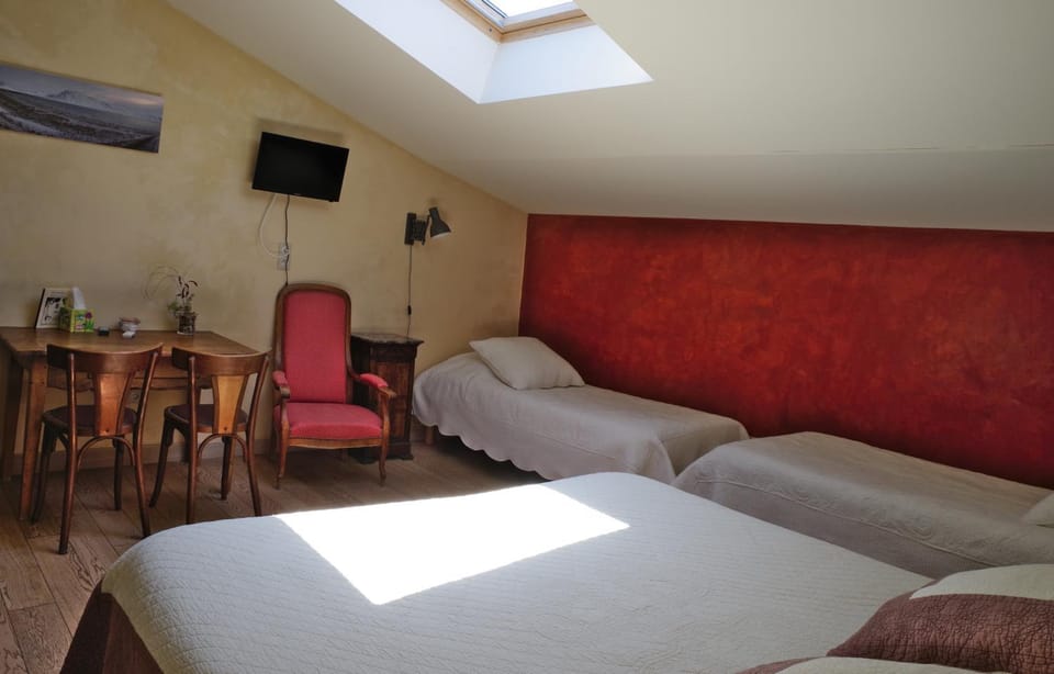 Bed, TV and multimedia, Photo of the whole room, Seating area, Bedroom