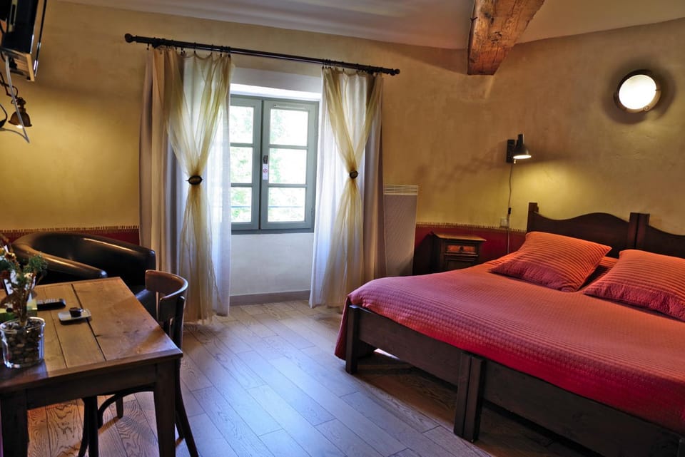 Bed, Photo of the whole room, Seating area