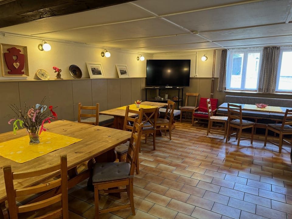 TV and multimedia, Seating area, Dining area