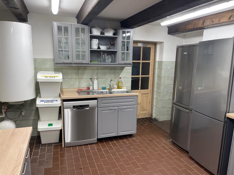 Kitchen or kitchenette, dishwasher