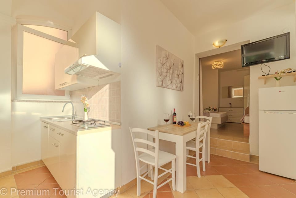 TV and multimedia, Kitchen or kitchenette, Living room, Seating area, Dining area, stove