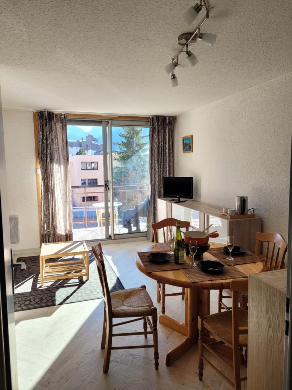 TV and multimedia, Living room, Seating area, Dining area