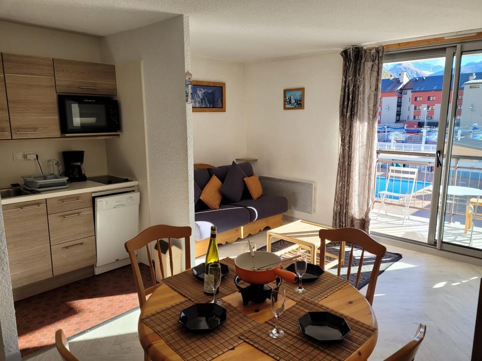 Kitchen or kitchenette, Living room, Dining area