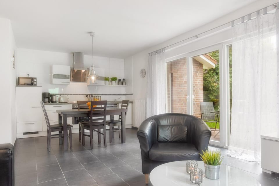 Seating area, Dining area, kitchen