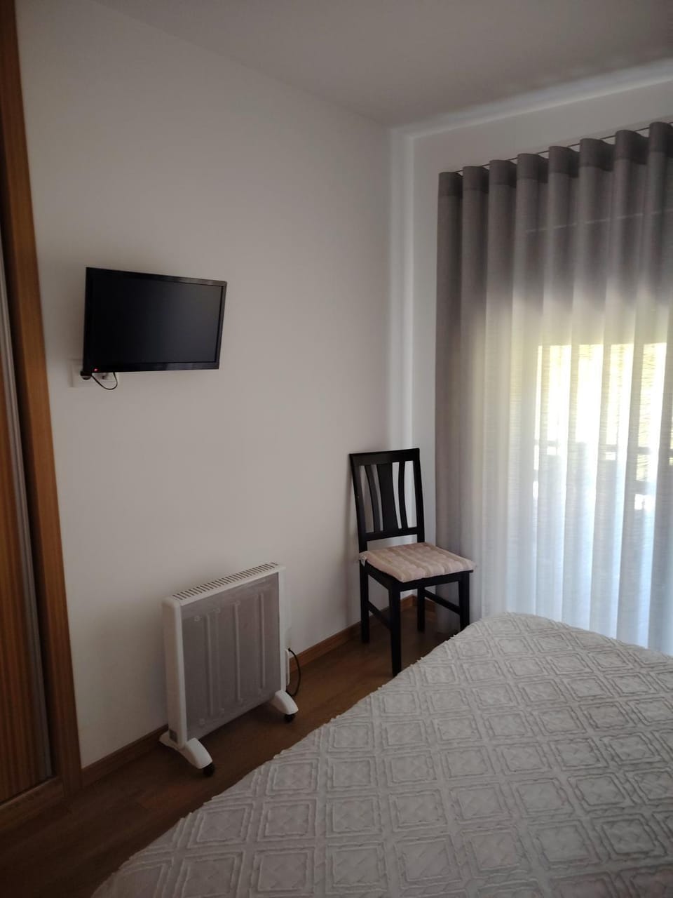 TV and multimedia, Photo of the whole room, Bedroom