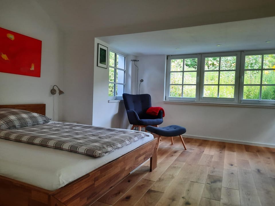Photo of the whole room, Bedroom