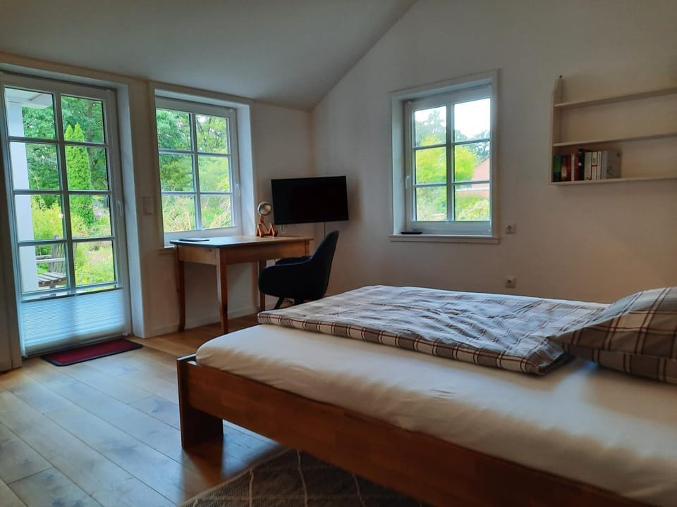 Photo of the whole room, Bedroom