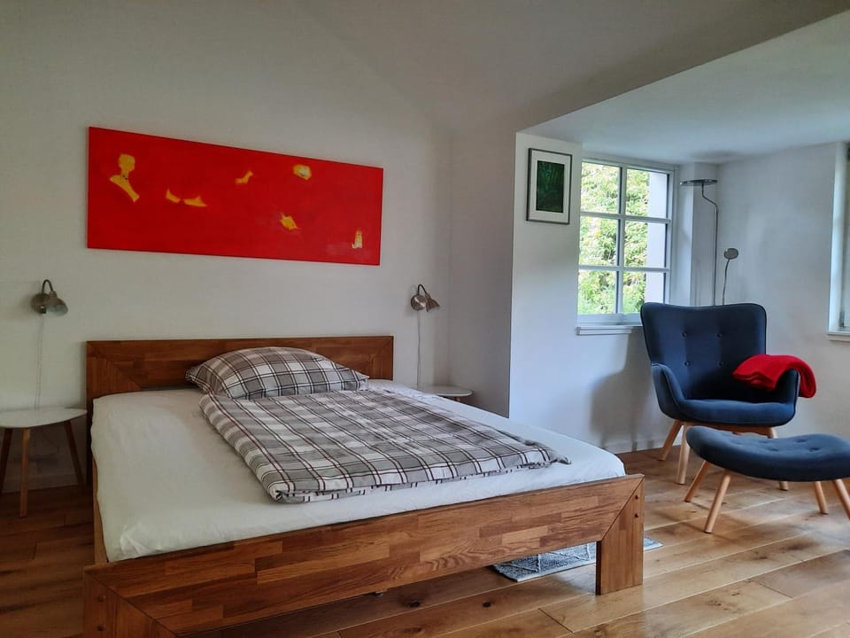 Photo of the whole room, Bedroom