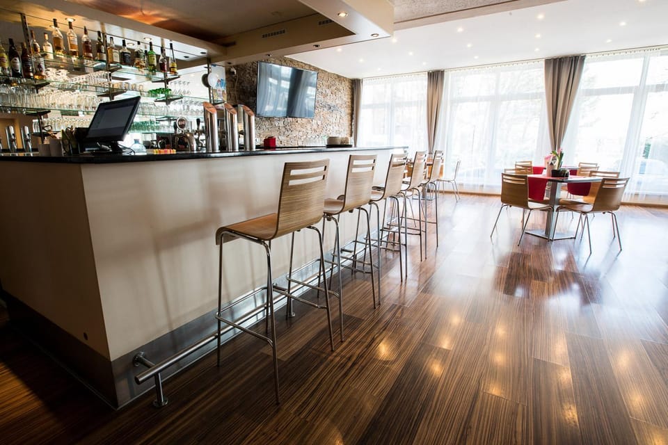 Restaurant/places to eat, Communal lounge/ TV room, Lounge or bar