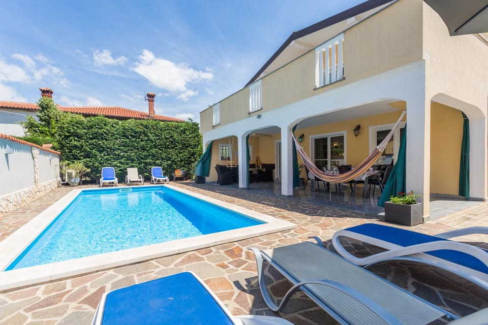 Property building, Swimming pool, Swimming pool